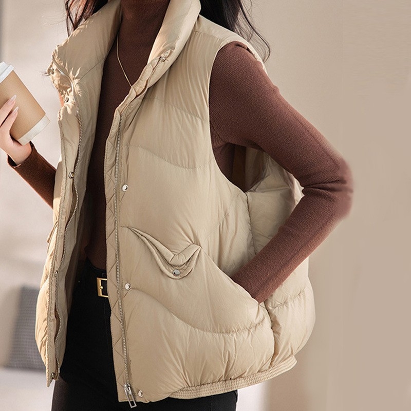 Ženski down vest, punjenje duck down, sadržaj 51–55%, glavna tkanina poliester, zatvarač, duljina 50–65 cm