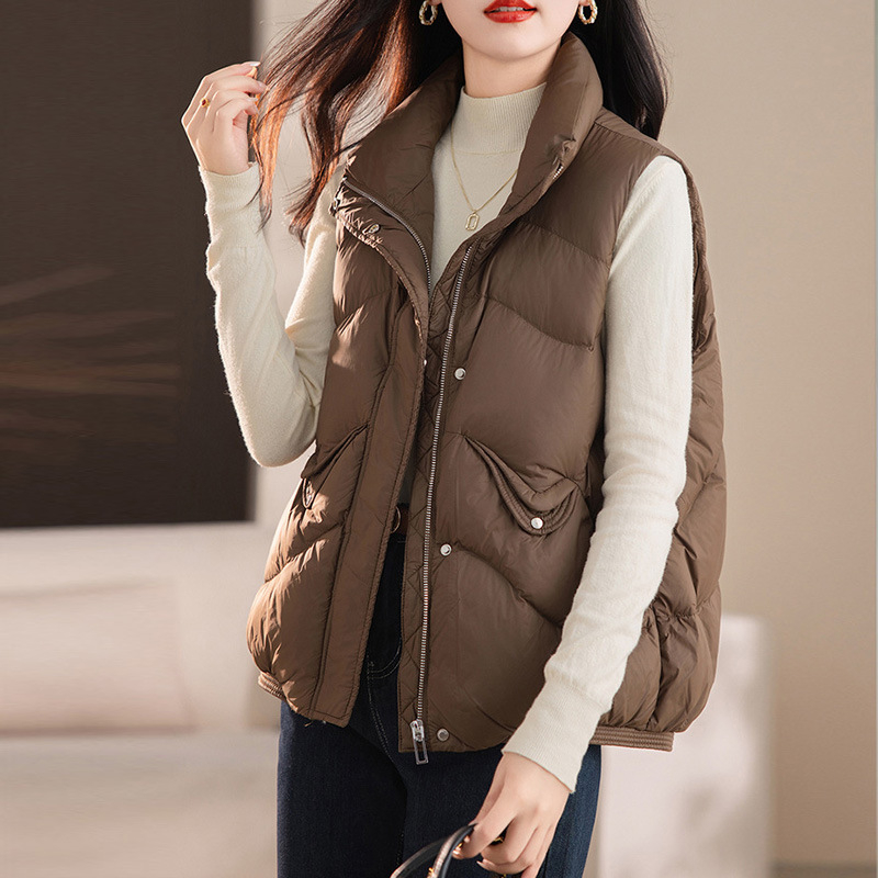 Ženski down vest, punjenje duck down, sadržaj 51–55%, glavna tkanina poliester, zatvarač, duljina 50–65 cm