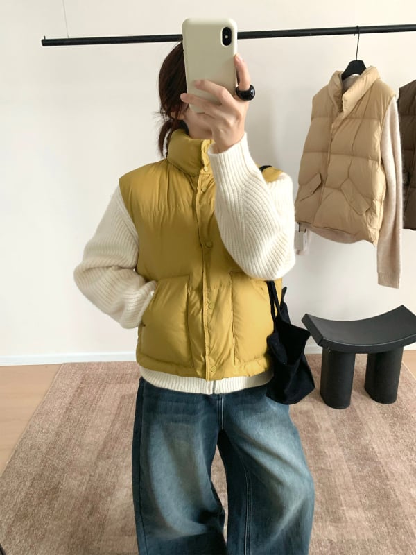 Ženski down vest s stojećim ovratnikom, bez rukava, najlon materijal, punilo bijelim patkim perjem, 86–90% udjela perja