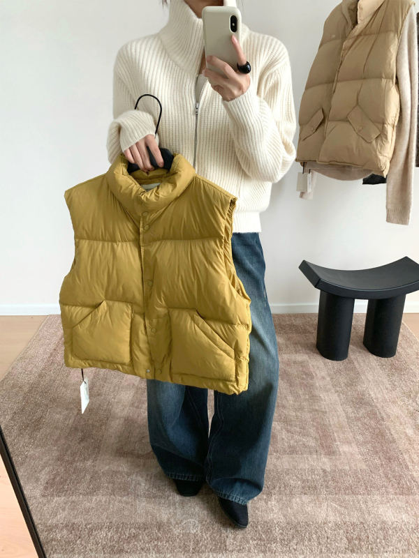 Ženski down vest s stojećim ovratnikom, bez rukava, najlon materijal, punilo bijelim patkim perjem, 86–90% udjela perja