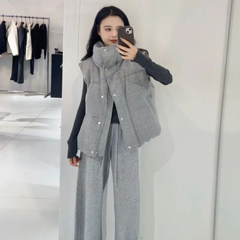 Ženska vesta s perjem, pleteni vanjski dio, slobodan kroj, punilo od bijelog patka perja 81–85%, chenille pleteni materijal sa spandeksom