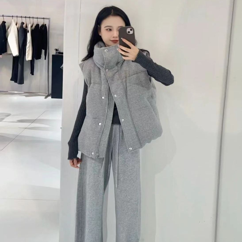 Ženska vesta s perjem, pleteni vanjski dio, slobodan kroj, punilo od bijelog patka perja 81–85%, chenille pleteni materijal sa spandeksom