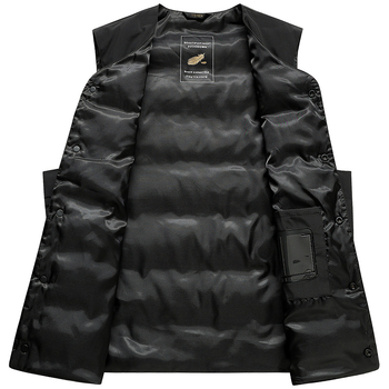 Vīriešu V kakla pūka veste, viegla, brīva piegriezuma, bez kapuces, patch kabatas, poliestera audums, balto pīļu pūkai pildījums 86–90%, 52.6 g, pavasaris un rudens