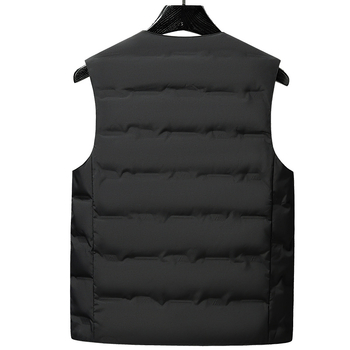 Vīriešu V kakla pūka veste, viegla, brīva piegriezuma, bez kapuces, patch kabatas, poliestera audums, balto pīļu pūkai pildījums 86–90%, 52.6 g, pavasaris un rudens