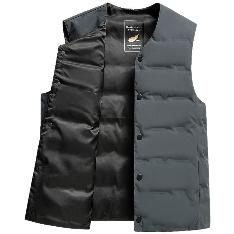 Vīriešu V kakla pūka veste, viegla, brīva piegriezuma, bez kapuces, patch kabatas, poliestera audums, balto pīļu pūkai pildījums 86–90%, 52.6 g, pavasaris un rudens