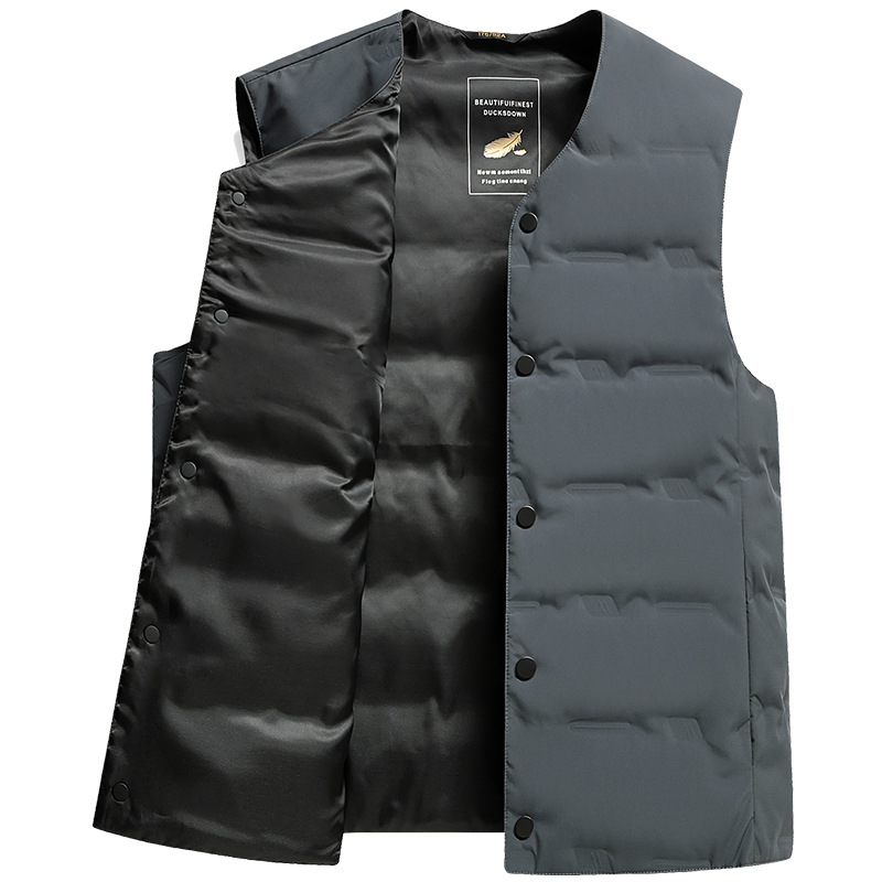 Vīriešu V kakla pūka veste, viegla, brīva piegriezuma, bez kapuces, patch kabatas, poliestera audums, balto pīļu pūkai pildījums 86–90%, 52.6 g, pavasaris un rudens