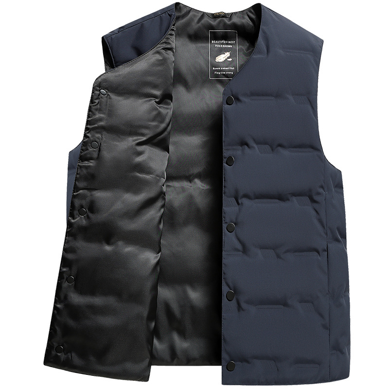 Vīriešu V kakla pūka veste, viegla, brīva piegriezuma, bez kapuces, patch kabatas, poliestera audums, balto pīļu pūkai pildījums 86–90%, 52.6 g, pavasaris un rudens