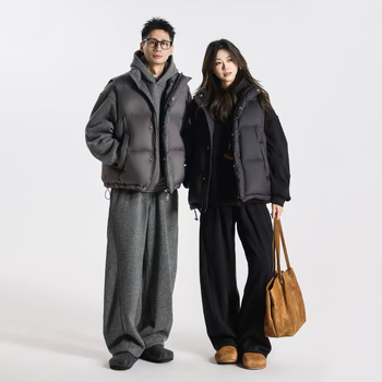 Puffer vest sa zipom i stojećim ovratnikom, 86–90% guščji down, nadjev 100–150 g, najlonska vanjska strana