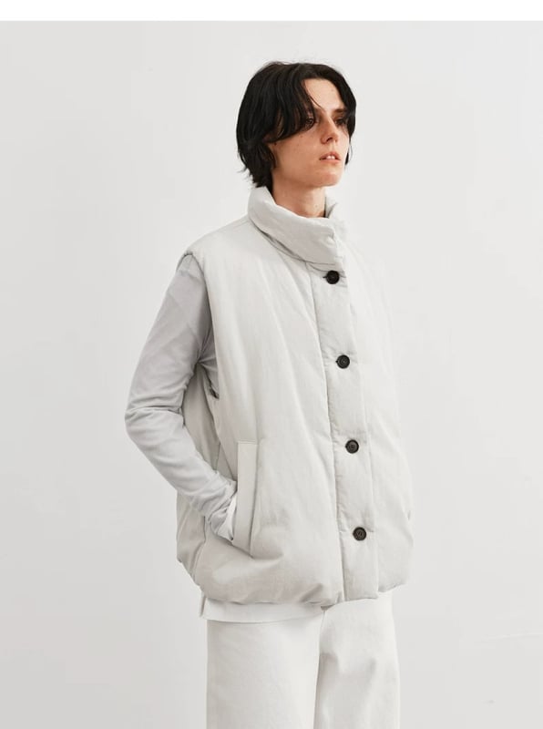 Teksturirana Tencel-pamučna vesta, punjenje poliester-pamučno, stojeći ovratnik, jednosmjerno zatvaranje, elegantan gradski stil, Tencel sadržaj 50–70%