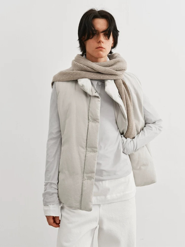 Teksturirana Tencel-pamučna vesta, punjenje poliester-pamučno, stojeći ovratnik, jednosmjerno zatvaranje, elegantan gradski stil, Tencel sadržaj 50–70%