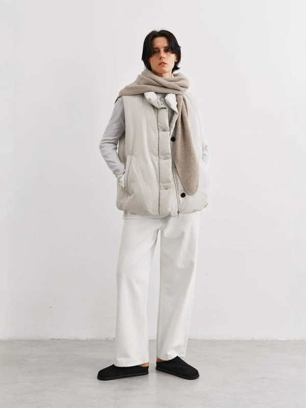 Teksturirana Tencel-pamučna vesta, punjenje poliester-pamučno, stojeći ovratnik, jednosmjerno zatvaranje, elegantan gradski stil, Tencel sadržaj 50–70%