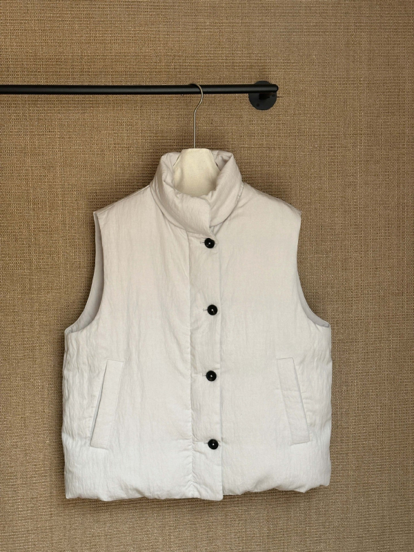 Teksturirana Tencel-pamučna vesta, punjenje poliester-pamučno, stojeći ovratnik, jednosmjerno zatvaranje, elegantan gradski stil, Tencel sadržaj 50–70%