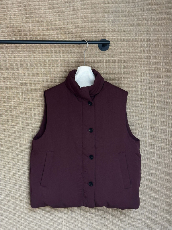 Teksturirana Tencel-pamučna vesta, punjenje poliester-pamučno, stojeći ovratnik, jednosmjerno zatvaranje, elegantan gradski stil, Tencel sadržaj 50–70%