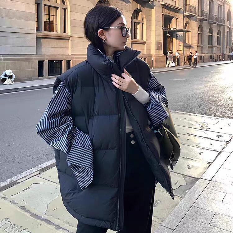Vesta sa stojećim ovratnikom i zatvaračem; punilo: više od 90% pačjeg puhova; materijal: poliester