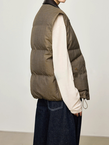 Ženska bezrukavska puffer vesta s kožnim patch ovratnikom i kontrastnim lapelom, zatvarač, najlonski vanjski materijal, 86–90% perja bijele patke, srednja duljina 65–80 cm