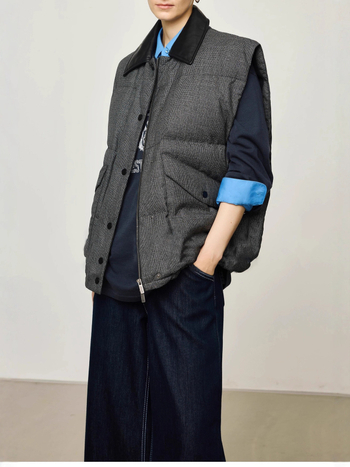 Ženska bezrukavska puffer vesta s kožnim patch ovratnikom i kontrastnim lapelom, zatvarač, najlonski vanjski materijal, 86–90% perja bijele patke, srednja duljina 65–80 cm