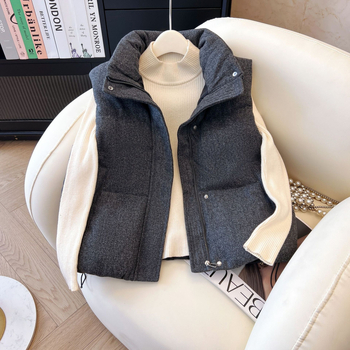Vesta sa stojećim ovratnikom, vunena tkanina, punjenje od poliestera i pamuka, jednobojna, zatvarač, opuštena silueta, elegantan gradski stil, 2025 ljeto