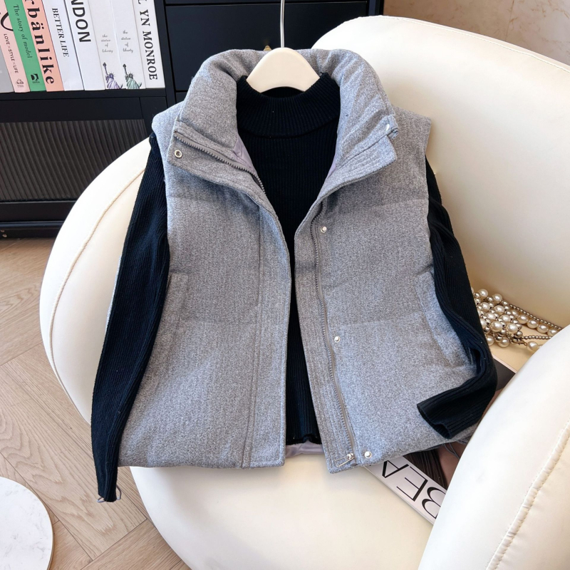 Vesta sa stojećim ovratnikom, vunena tkanina, punjenje od poliestera i pamuka, jednobojna, zatvarač, opuštena silueta, elegantan gradski stil, 2025 ljeto