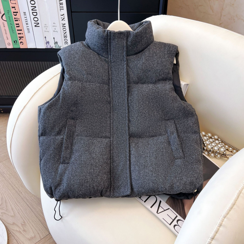 Vesta sa stojećim ovratnikom, vunena tkanina, punjenje od poliestera i pamuka, jednobojna, zatvarač, opuštena silueta, elegantan gradski stil, 2025 ljeto