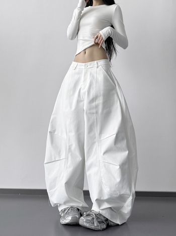 Ženske hlače od denima – ravni kroj, srednji pojas, opušteni gradski stil, debeli materijal, zima 2025