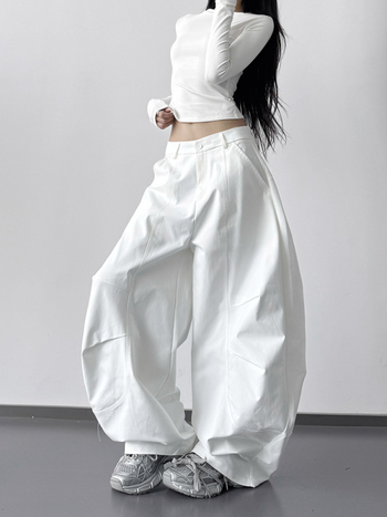 Ženske hlače od denima – ravni kroj, srednji pojas, opušteni gradski stil, debeli materijal, zima 2025