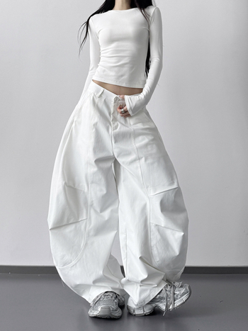 Ženske hlače od denima – ravni kroj, srednji pojas, opušteni gradski stil, debeli materijal, zima 2025