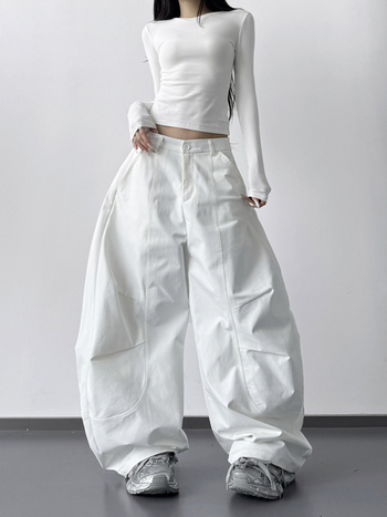 Ženske hlače od denima – ravni kroj, srednji pojas, opušteni gradski stil, debeli materijal, zima 2025