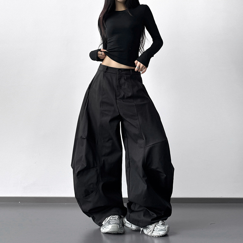 Ženske hlače od denima – ravni kroj, srednji pojas, opušteni gradski stil, debeli materijal, zima 2025