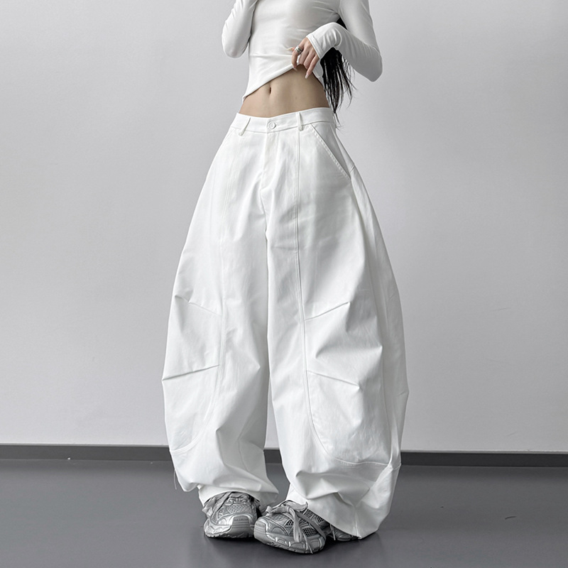 Ženske hlače od denima – ravni kroj, srednji pojas, opušteni gradski stil, debeli materijal, zima 2025