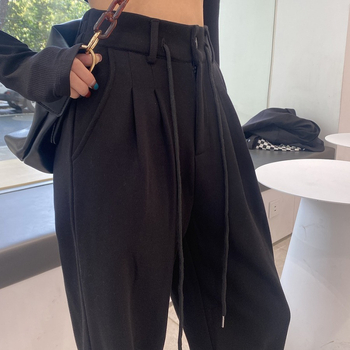 Ženske široke sportske hlače, visoki struk, ravni kroj, do poda, s vezicom u struku (Poliester 90–95%, Drugo <30%, Vezica u struku, Duljina do poda, Proljeće 2025)