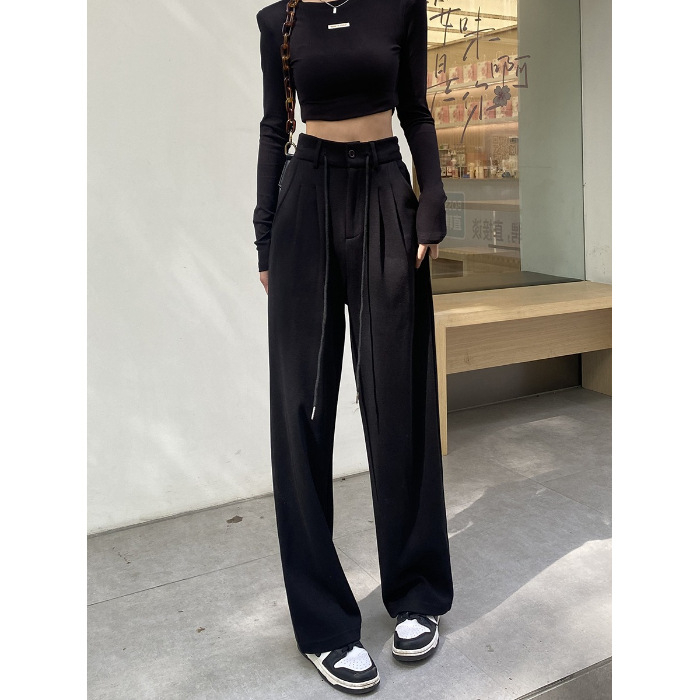 Ženske široke sportske hlače, visoki struk, ravni kroj, do poda, s vezicom u struku (Poliester 90–95%, Drugo <30%, Vezica u struku, Duljina do poda, Proljeće 2025)