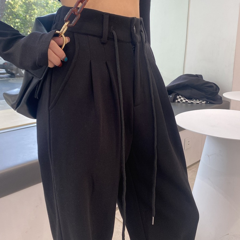 Ženske široke sportske hlače, visoki struk, ravni kroj, do poda, s vezicom u struku (Poliester 90–95%, Drugo <30%, Vezica u struku, Duljina do poda, Proljeće 2025)