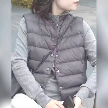 Standardni ženski bezrukavni prsluk s polo ovratnikom; ultrakrata duljina ≤40 cm; chenille tkanina; glavni sastav: spandex; zatvaranje na jedno dugme.