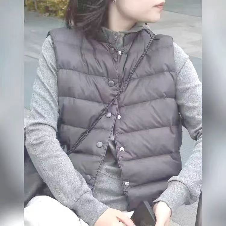 Standardni ženski bezrukavni prsluk s polo ovratnikom; ultrakrata duljina ≤40 cm; chenille tkanina; glavni sastav: spandex; zatvaranje na jedno dugme.