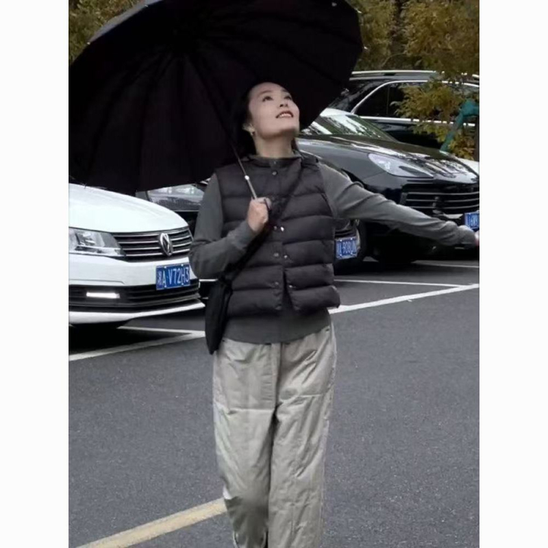 Standardni ženski bezrukavni prsluk s polo ovratnikom; ultrakrata duljina ≤40 cm; chenille tkanina; glavni sastav: spandex; zatvaranje na jedno dugme.