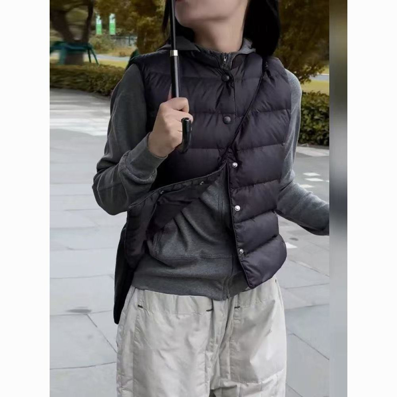 Standardni ženski bezrukavni prsluk s polo ovratnikom; ultrakrata duljina ≤40 cm; chenille tkanina; glavni sastav: spandex; zatvaranje na jedno dugme.