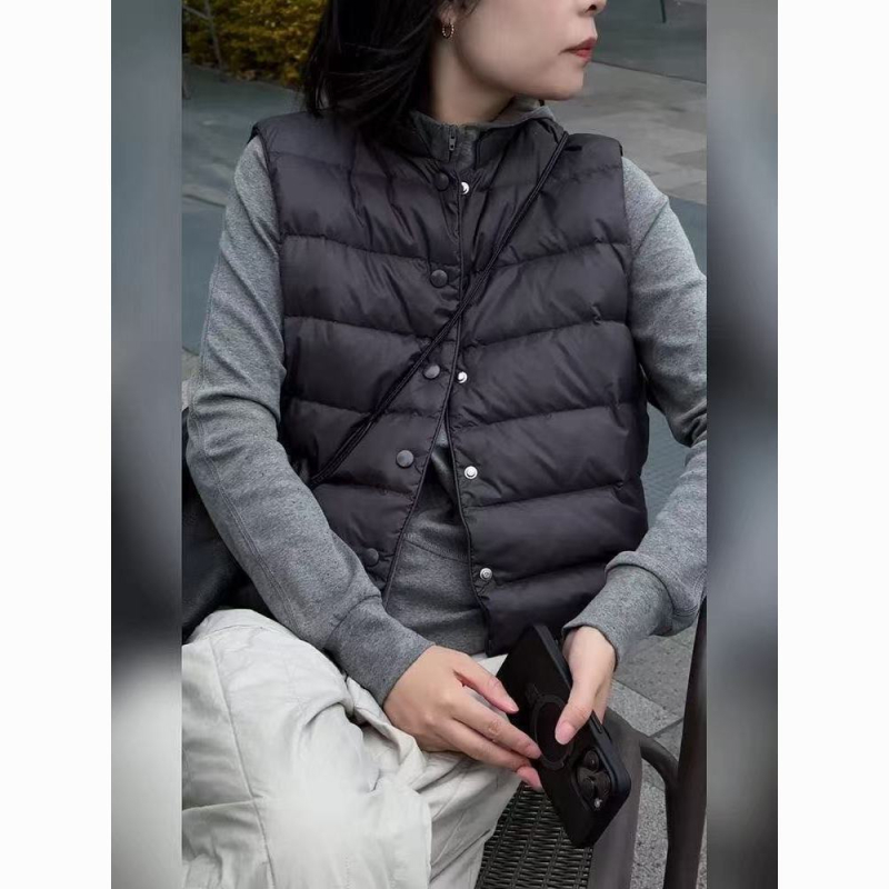 Standardni ženski bezrukavni prsluk s polo ovratnikom; ultrakrata duljina ≤40 cm; chenille tkanina; glavni sastav: spandex; zatvaranje na jedno dugme.