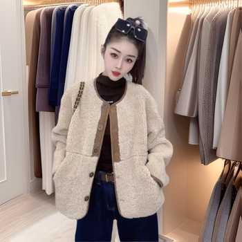 Ženski kaput od janjeće vune, debeli i topli, okrugli izrez, dugi rukavi, široka silueta, srednje dužine.