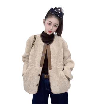 Ženski kaput od janjeće vune, debeli i topli, okrugli izrez, dugi rukavi, široka silueta, srednje dužine.