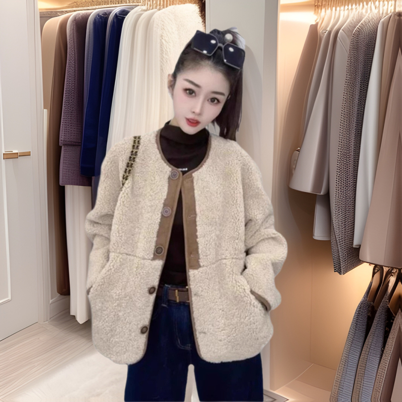 Ženski kaput od janjeće vune, debeli i topli, okrugli izrez, dugi rukavi, široka silueta, srednje dužine.