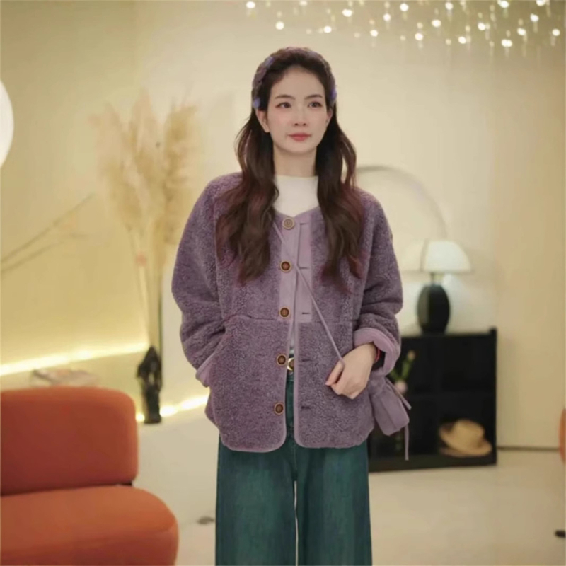 Ženski kaput od janjeće vune, debeli i topli, okrugli izrez, dugi rukavi, široka silueta, srednje dužine.