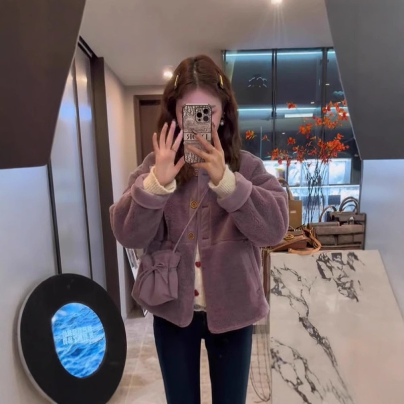 Ženski kaput od janjeće vune, debeli i topli, okrugli izrez, dugi rukavi, široka silueta, srednje dužine.