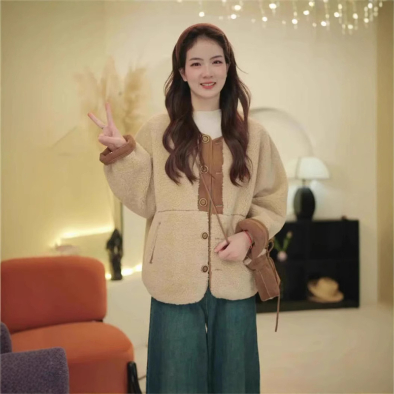 Ženski kaput od janjeće vune, debeli i topli, okrugli izrez, dugi rukavi, široka silueta, srednje dužine.