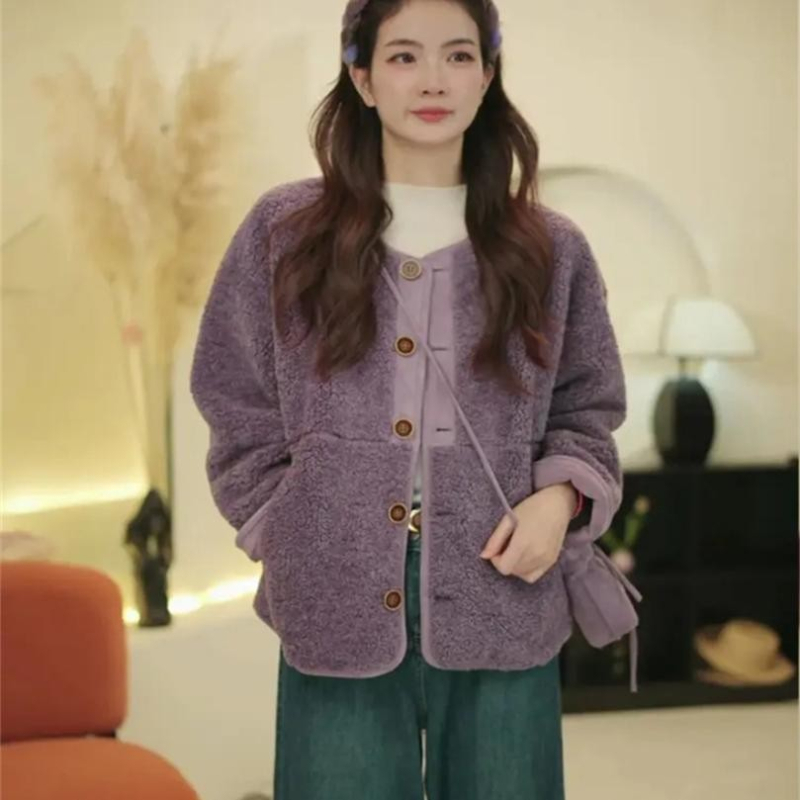 Ženski kaput od janjeće vune, debeli i topli, okrugli izrez, dugi rukavi, široka silueta, srednje dužine.