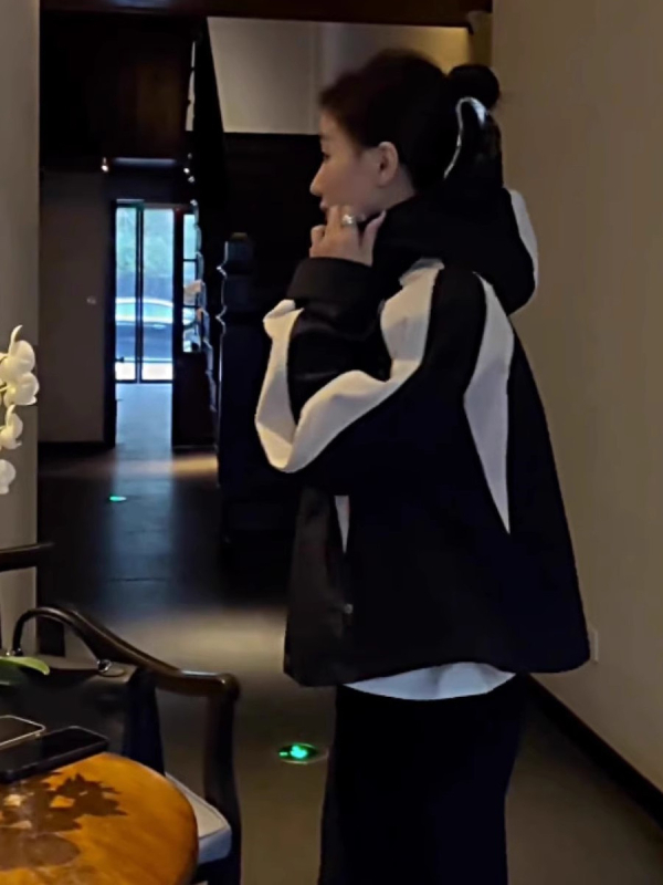 Ženska jakna s polo ovratnikom, labav kroj, duge rukave, dizajn u boji kombinacije boja, Spandex materijal, džepovi sa zatvaračem, jesen 2025