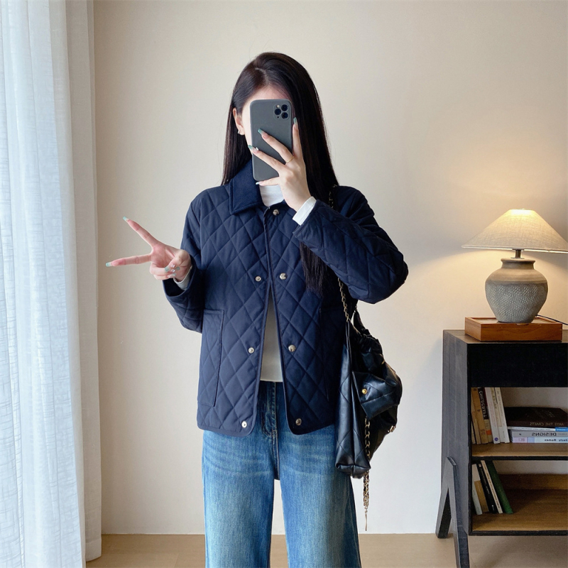 Jachetă damă din bumbac, cu umplutură, reversibilă, cusături diamant, guler rever, închidere cu fermoar (Umplere: bumbac; Material principal: poliester; Guler: rever; Închidere: fermoar; Reversibil)