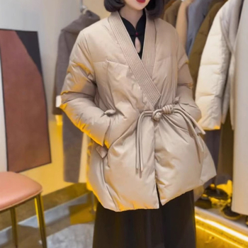 Памучно палто с V-образно деколте, свободен силует, дълги ръкави; пълнеж полиестер-памук; плат полиестер 70–80%; средно тегло; зимна 2025, литературно ретро стил