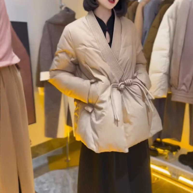 Памучно палто с V-образно деколте, свободен силует, дълги ръкави; пълнеж полиестер-памук; плат полиестер 70–80%; средно тегло; зимна 2025, литературно ретро стил