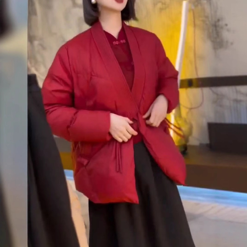 Памучно палто с V-образно деколте, свободен силует, дълги ръкави; пълнеж полиестер-памук; плат полиестер 70–80%; средно тегло; зимна 2025, литературно ретро стил