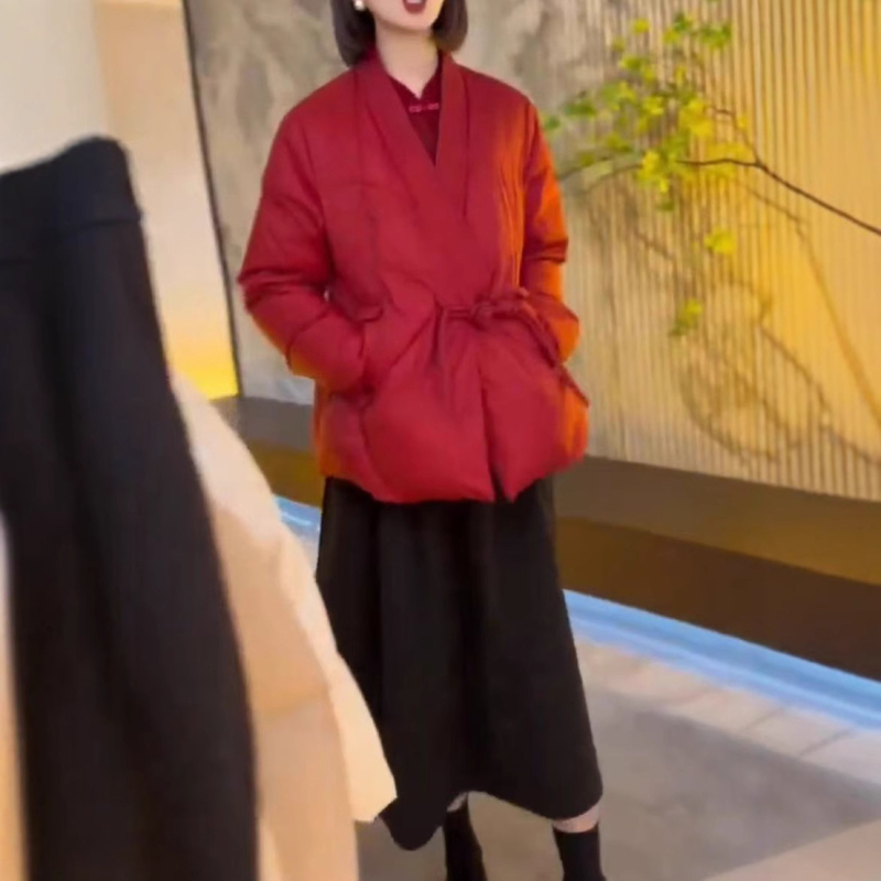 Памучно палто с V-образно деколте, свободен силует, дълги ръкави; пълнеж полиестер-памук; плат полиестер 70–80%; средно тегло; зимна 2025, литературно ретро стил